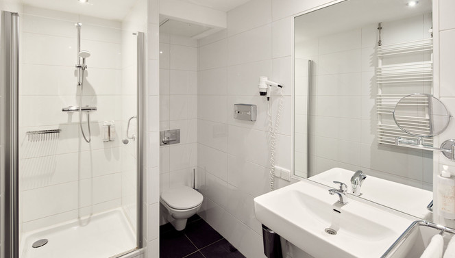 Comfort single room bathroom Hotel Drachten